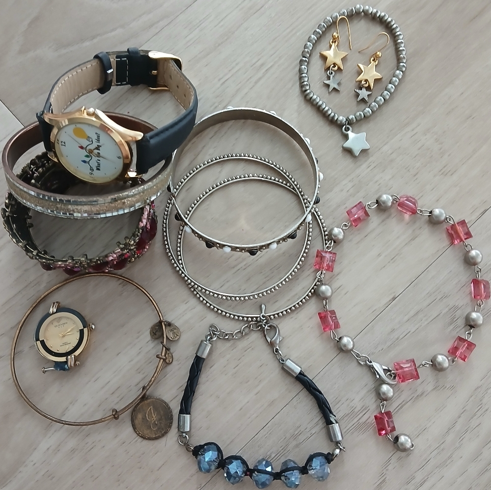 12 Piece Bundle Of Various Types Of Jewelry